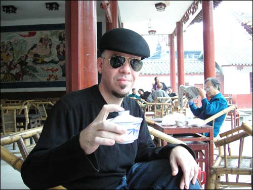 Sipping tea at the Wenshu Monastery in Chengdu Sipping tea at the Wenshu Monastery in Chengdu
